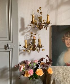 Ancienne paire d&rsquo;appliques aux fleurs en porcelaine